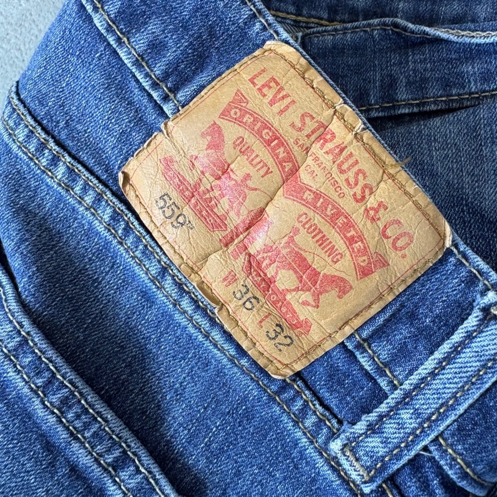 Levi's Jeans Mens 36 559 Relaxed Straight Blue‎ Whiskered Faded Stretch Denim - Picture 3 of 8